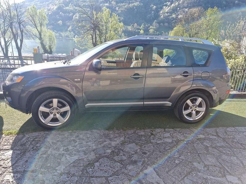 Usata Mitsubishi Outlander Invite 140 CV (102 kW) 2007 Fumo di londra SUV