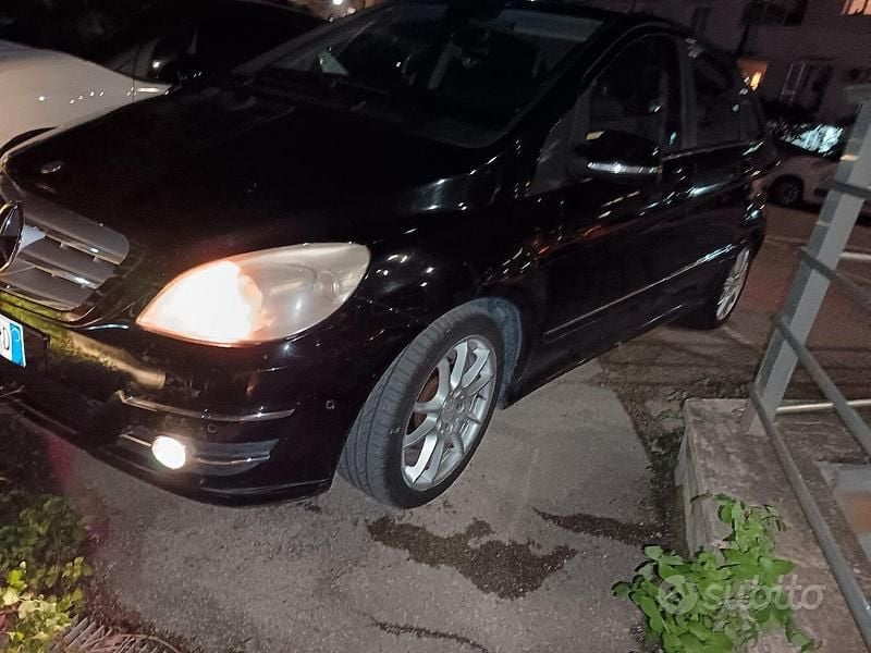 Usata Mercedes B180 2010 Nero Monovolume