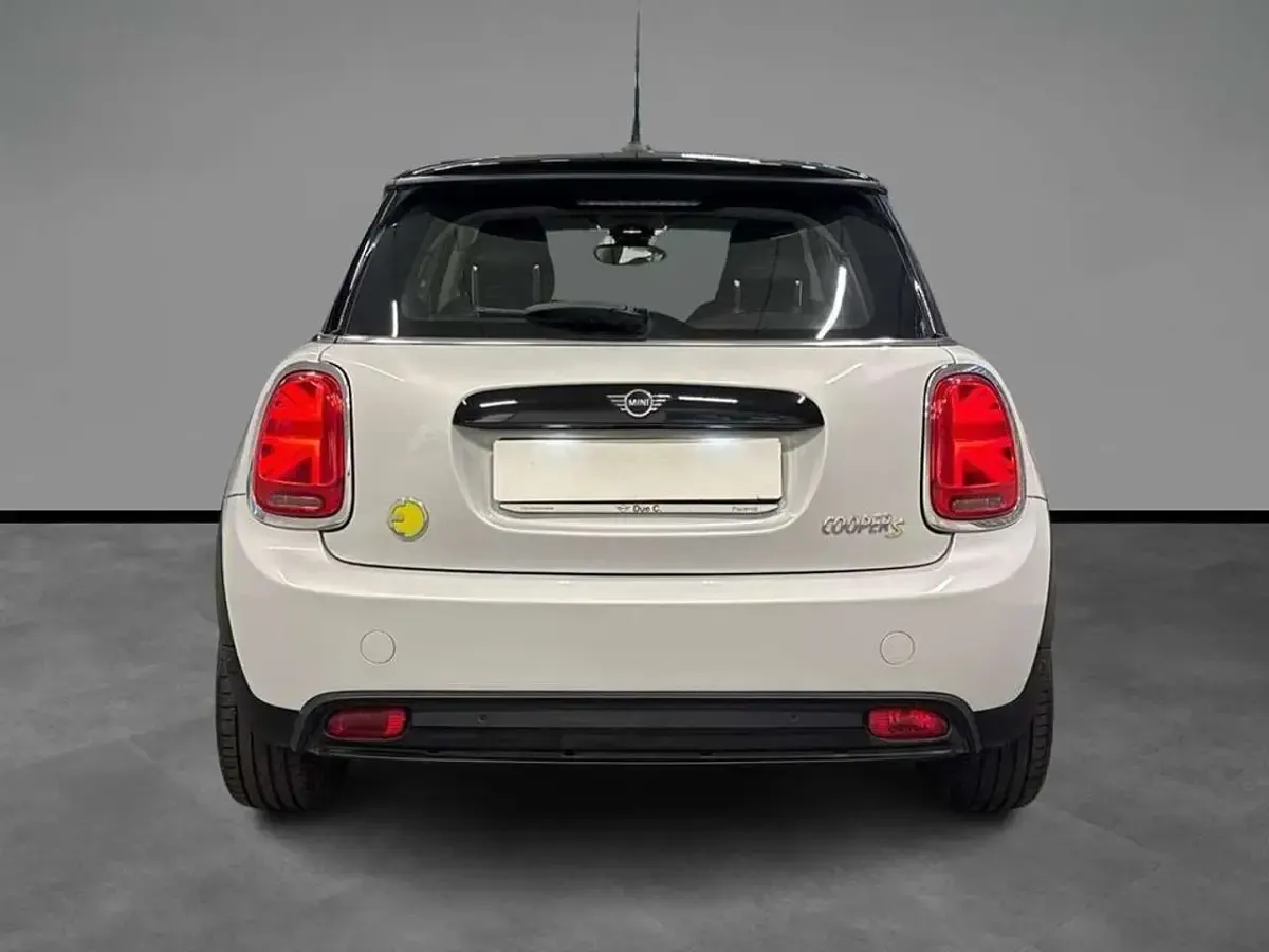 Usata Mini Cooper SE Classic 135 kW (184 CV) 2022 White silver metallizzato Utilitaria