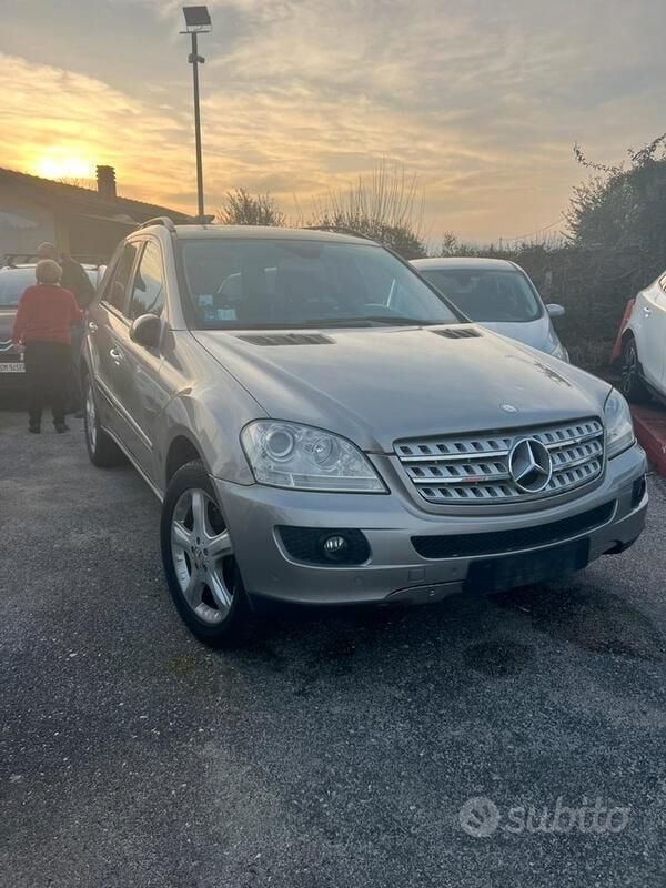 Usata Mercedes ML320 224 CV (164 kW) 2007 Grigio SUV