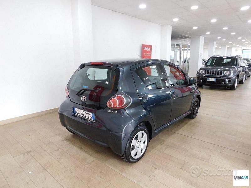 Usata Toyota Aygo 68 CV (50 kW) 2011 Nero Utilitaria