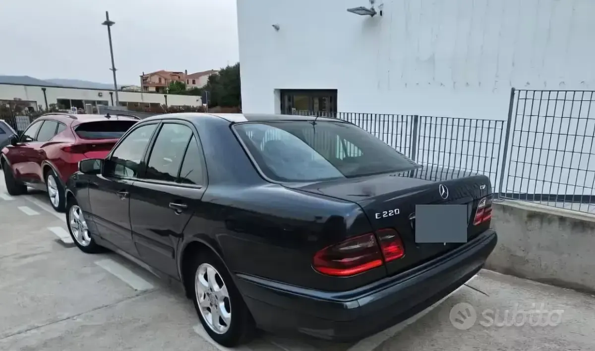 Usata Mercedes E220 143 CV (105 kW) 2001 Bluazzurro Berlina