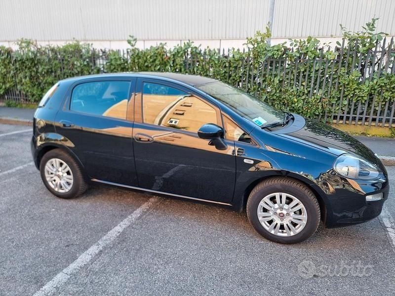 Usata Fiat Punto Lounge 69 CV (50 kW) 2014 Nero Utilitaria