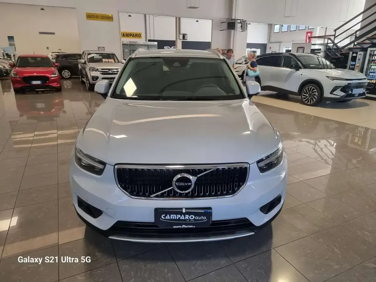Usata Volvo XC40 Momentum 163 CV (119 kW) 2021 Argento SUV