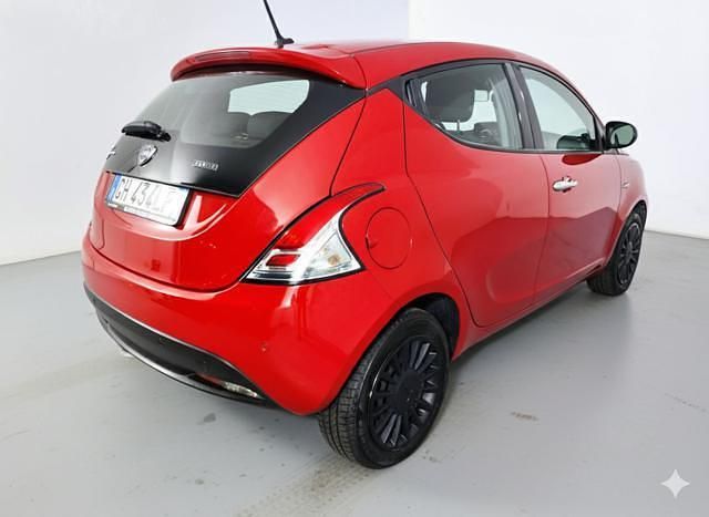 Usata Lancia Ypsilon Silver 69 CV (50 kW) 2021 Rosso(met.) Utilitaria