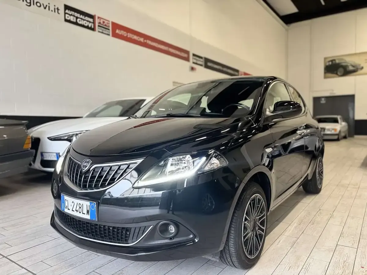 Usata Lancia Ypsilon Gold 69 CV (50 kW) 2022 Nero cinema Utilitaria