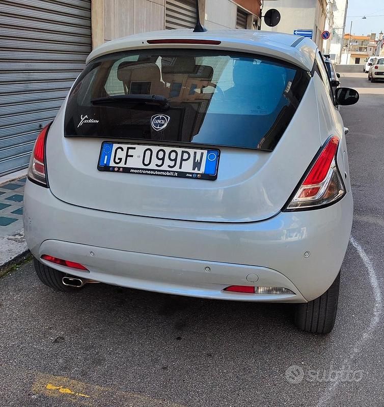 Usata Lancia Ypsilon Gold 69 CV (50 kW) 2021 Grigio Utilitaria