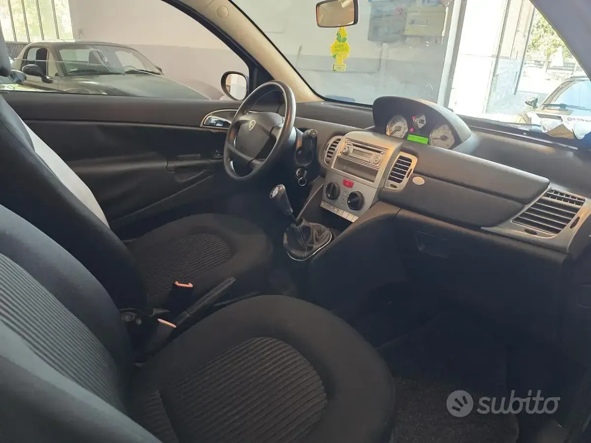 Usata Lancia Ypsilon 90 CV (66 kW) 2009 Bluazzurro Utilitaria