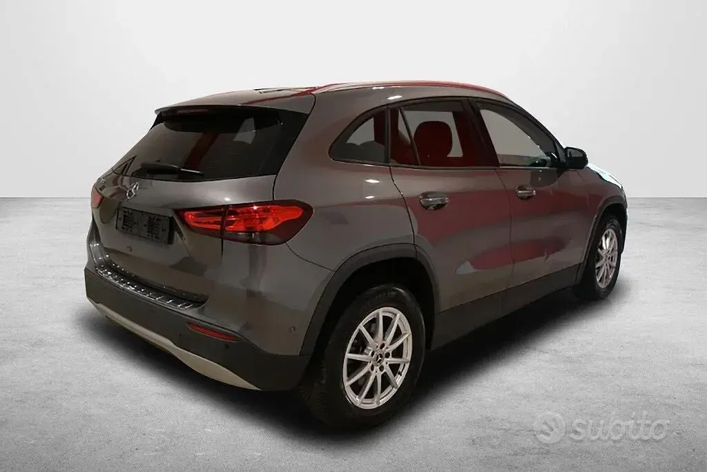 Usata Mercedes GLA180 116 CV (85 kW) 2022 Grigio SUV