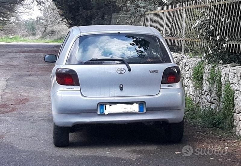 Usata Toyota Yaris 2002 Grigio Berlina