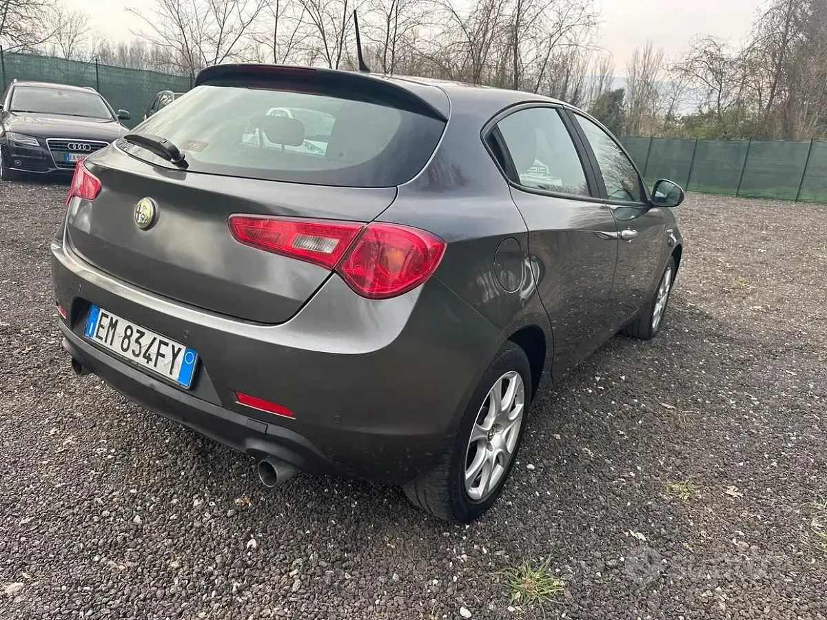 Usata Alfa Romeo Giulietta 140 CV (102 kW) 2012 Grigio Utilitaria