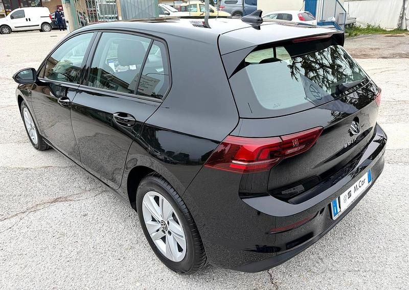 Begagnad VW Golf VIII Life 116 HK (85 kW) 2025 Svart Sedan