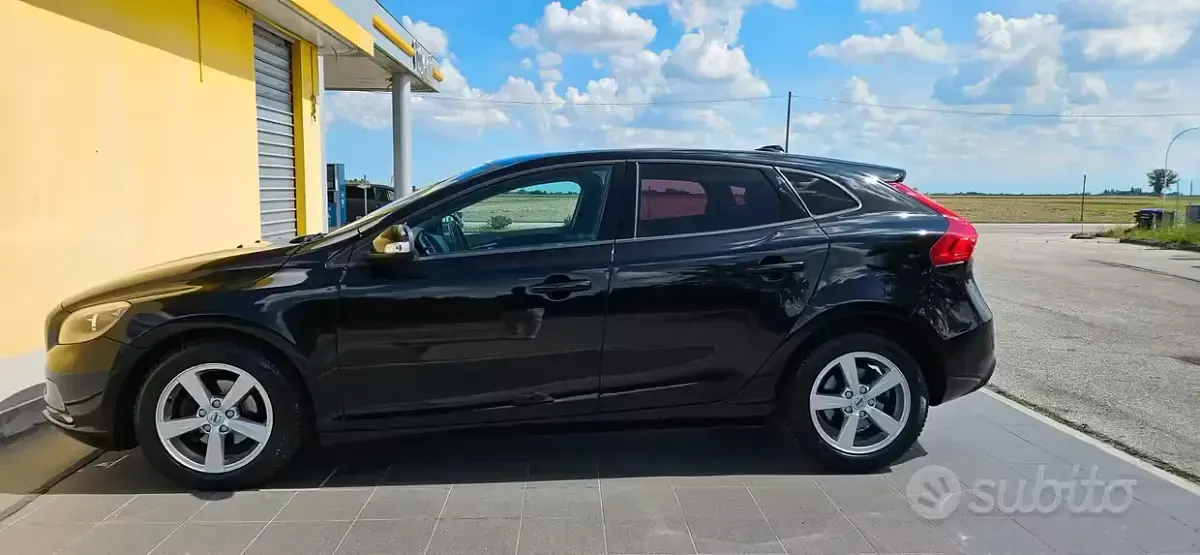 Usata Volvo V40 Business Edition 120 CV (88 kW) 2017 Nero Berlina