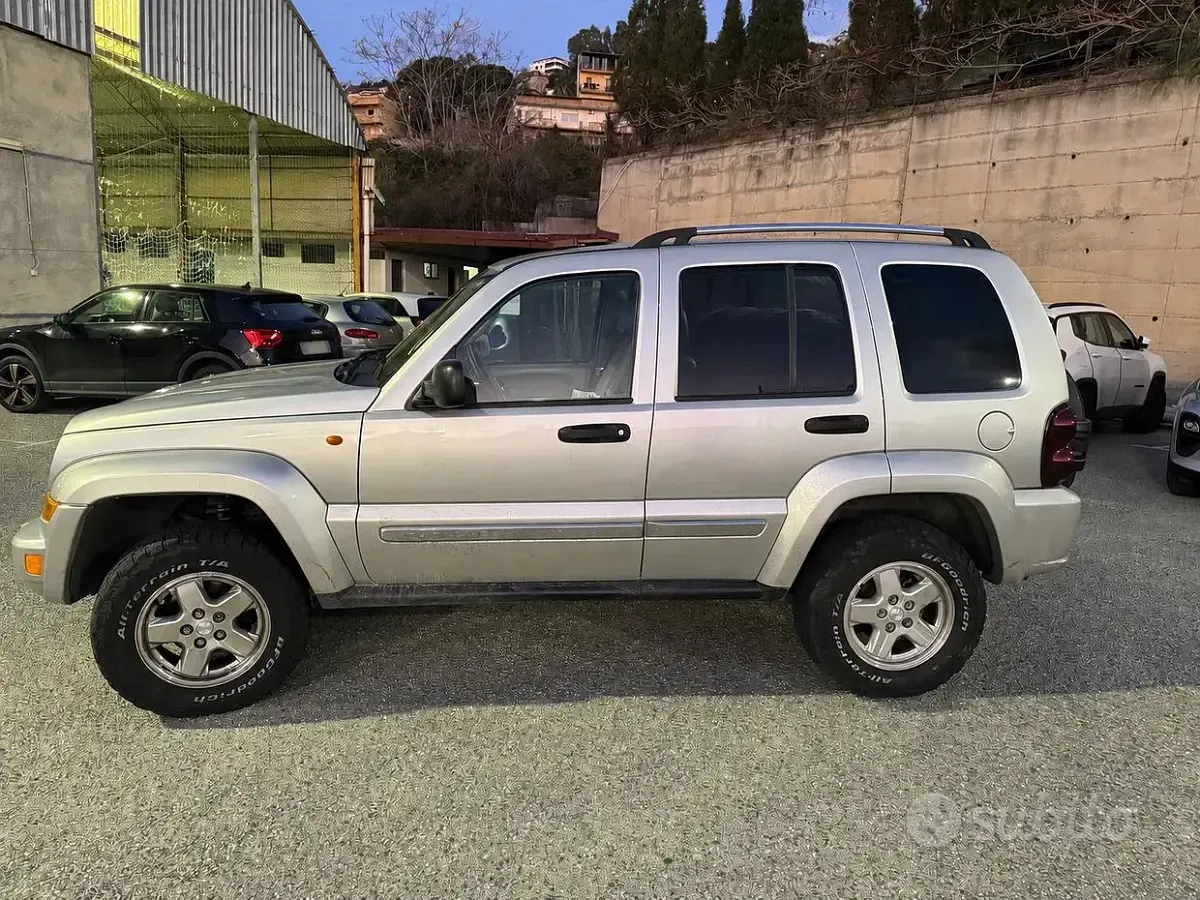Usata Jeep Cherokee 205 CV (150 kW) 2006 Grigio SUV