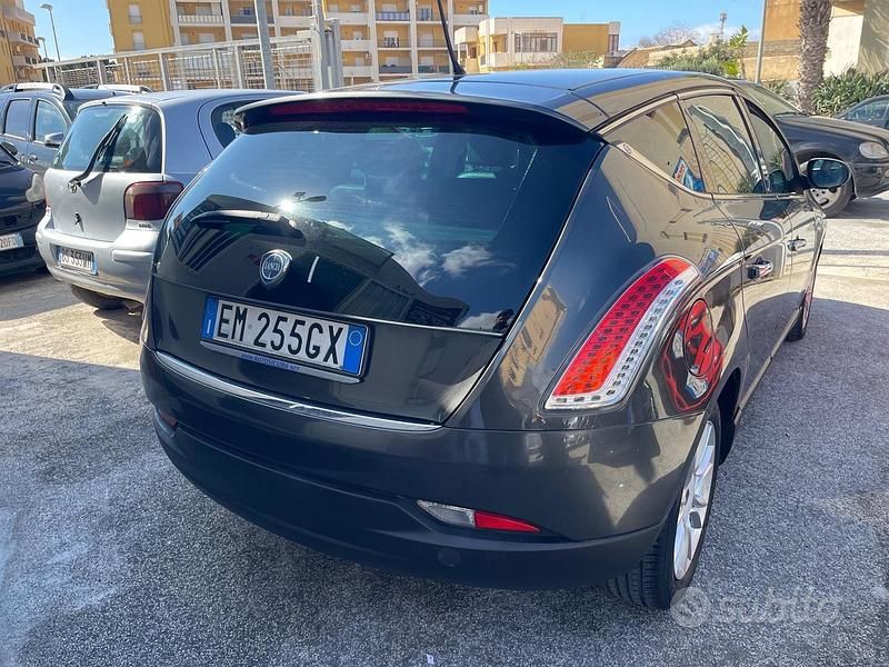 Usado Lancia Delta Silver 120 CV (88 kW) 2011 Gris Utilitario