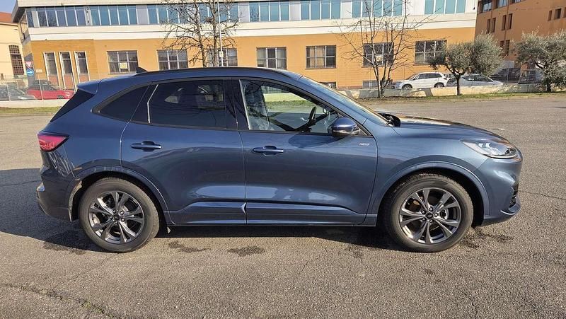 Usata Ford Kuga ST-Line X 152 CV (111 kW) 2023 Blu/azzurro SUV