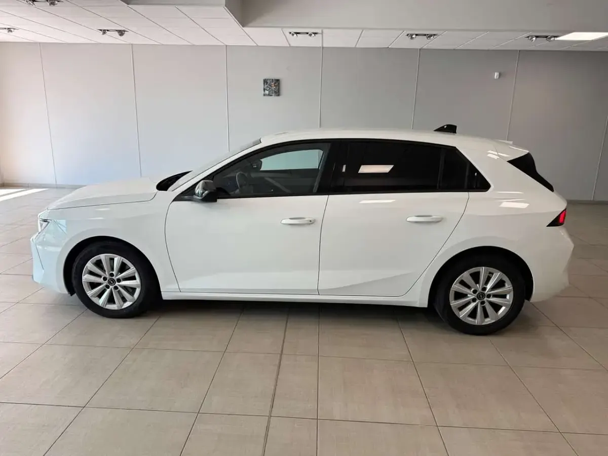 Usata Opel Astra Edition 131 CV (96 kW) 2022 Bianco Utilitaria