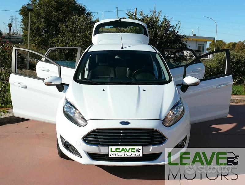 Usata Ford Fiesta 97 CV (71 kW) 2015 Bianco Berlina