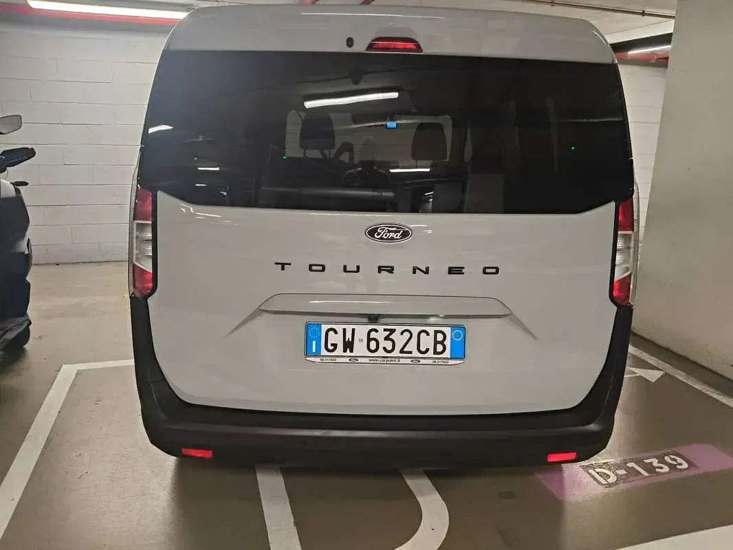 Usata Ford Tourneo Courier Titanium 125 CV (91 kW) 2024 Grigio Monovolume