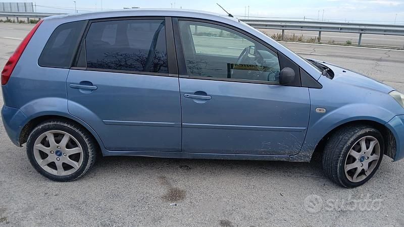 Usata Ford Fiesta 80 CV (58 kW) 2003 Blu Berlina