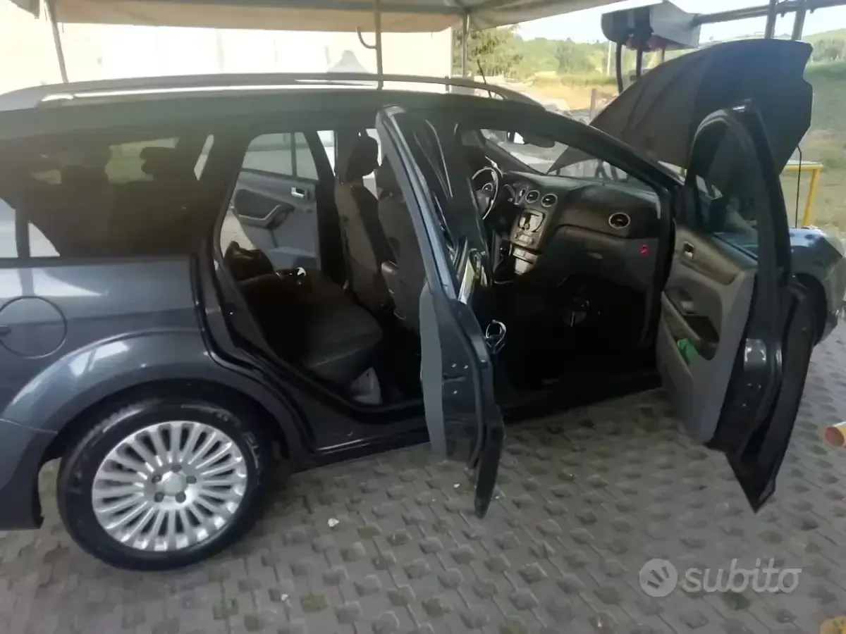 Usata Ford Focus 109 CV (80 kW) 2010 Grigio Station wagon