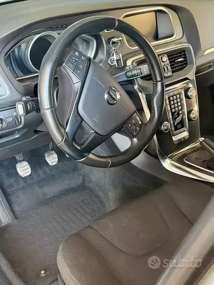 Usata Volvo V40 120 CV (88 kW) 2017 Bluazzurro Berlina