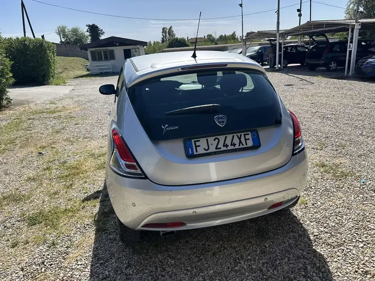 Usata Lancia Ypsilon Gold 95 CV (69 kW) 2017 Argento Utilitaria