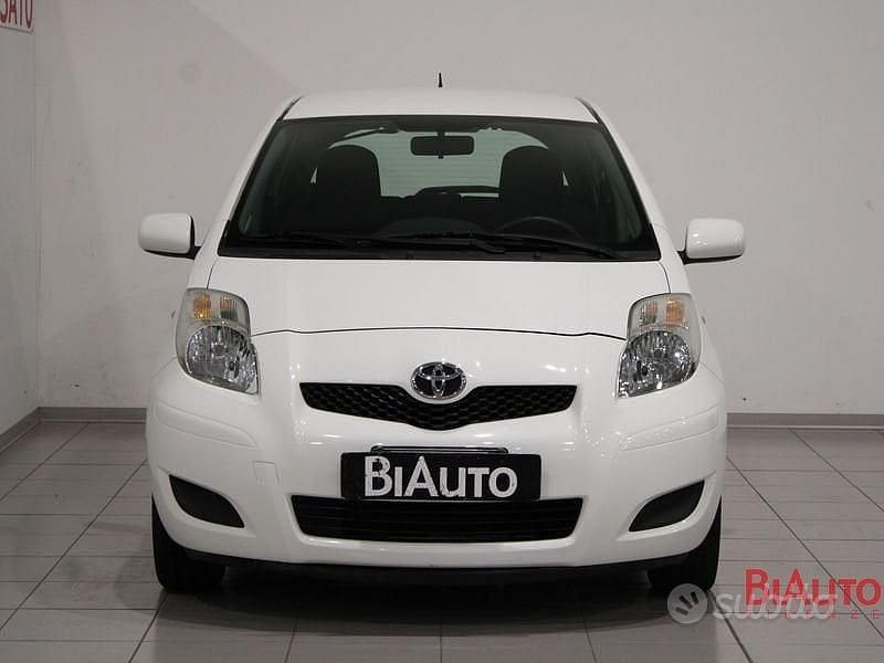 Usata Toyota Yaris Sol 69 CV (50 kW) 2010 Bianco Berlina