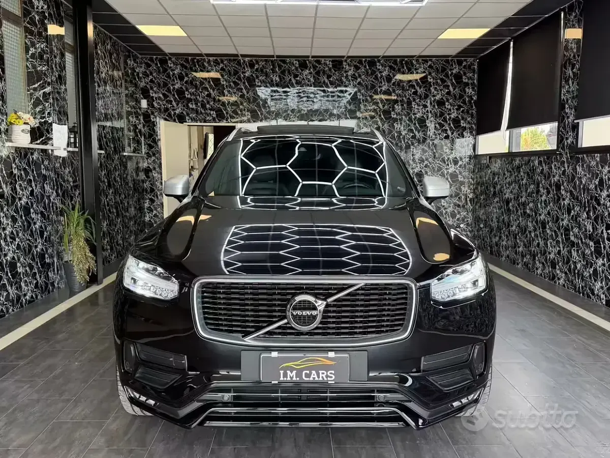 Käytetty Volvo XC90 R-Design 235 HP (172 kW) 2017 Musta Katumaasturi