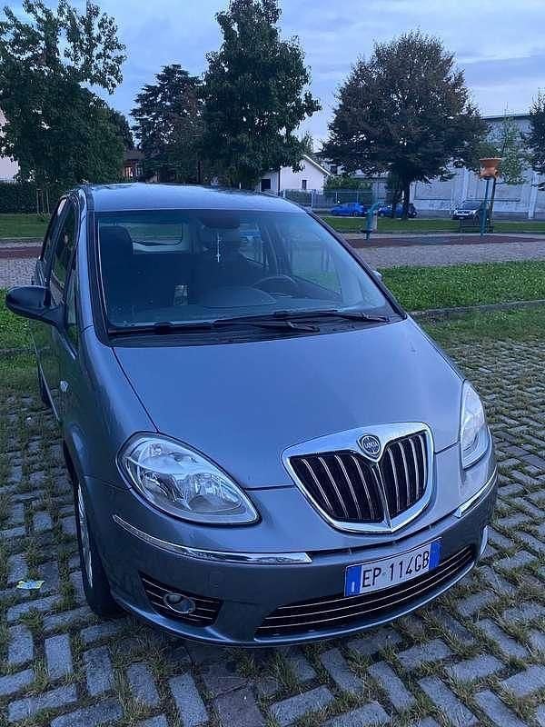 Usata Lancia Musa 95 CV (69 kW) 2012 Grigio Monovolume
