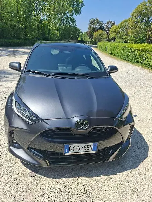 Usata Toyota Yaris Hybrid Lounge 131 CV (96 kW) 2025 Grigio Berlina