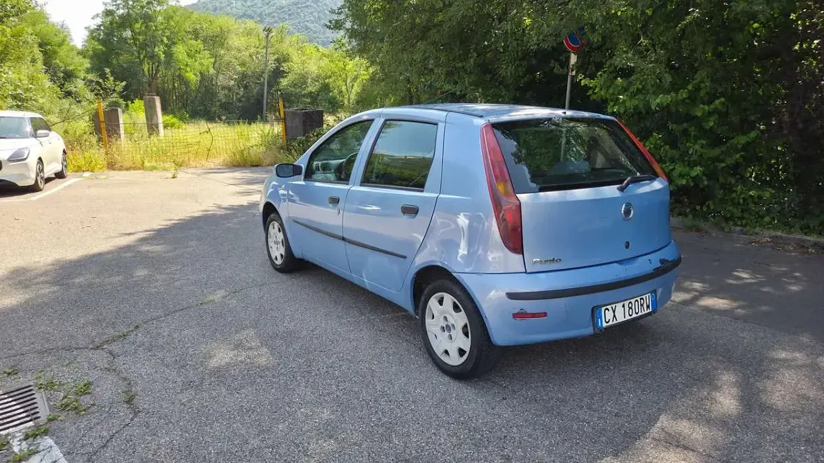 Usata Fiat Punto Active 60 CV (44 kW) 2005 Blu/azzurro Utilitaria