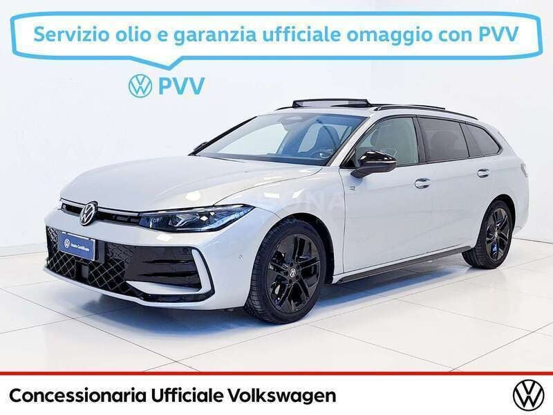 Usata VW Passat R-line 150 CV (110 kW) 2024 Dolomite silver Station wagon