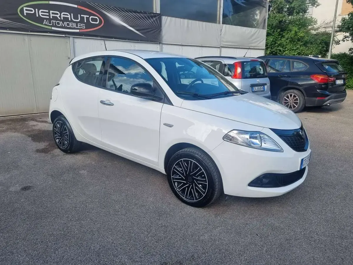 Usata Lancia Ypsilon Gold 69 CV (50 kW) 2024 Bianco Utilitaria