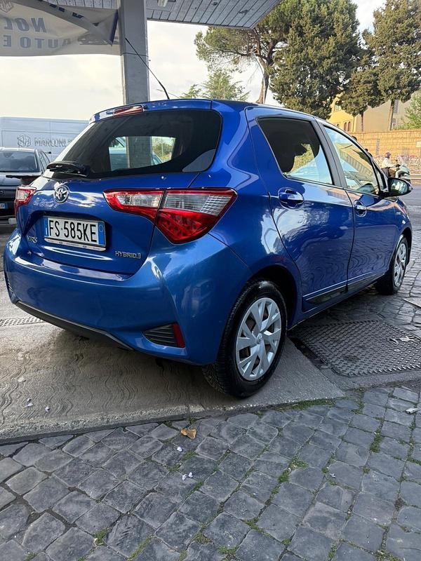 Usata Toyota Yaris Hybrid Active 73 CV (53 kW) 2018 Blu Berlina