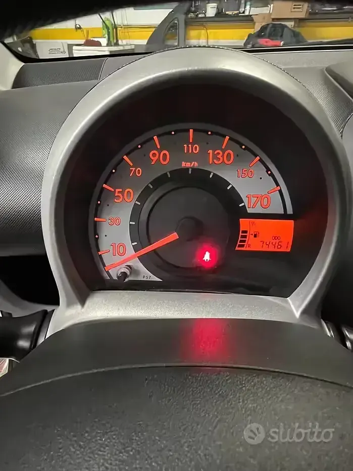 Second-hand Toyota Aygo Connect Style 68 CP (50 kW) 2011 Alb Hatchback