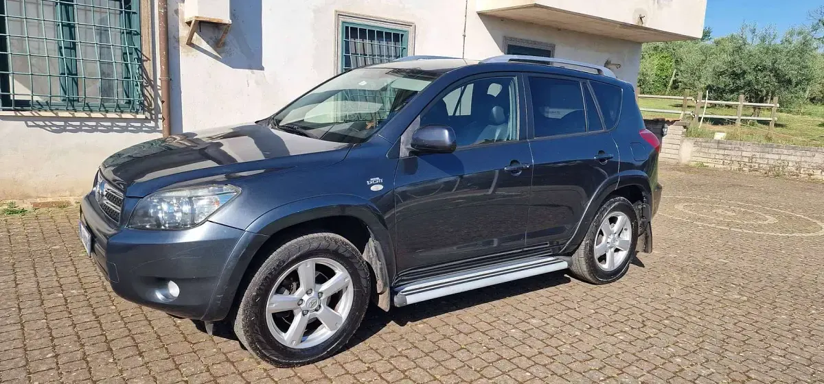 Usata Toyota RAV4 Luxury 177 CV (130 kW) 2007 Grigio SUV