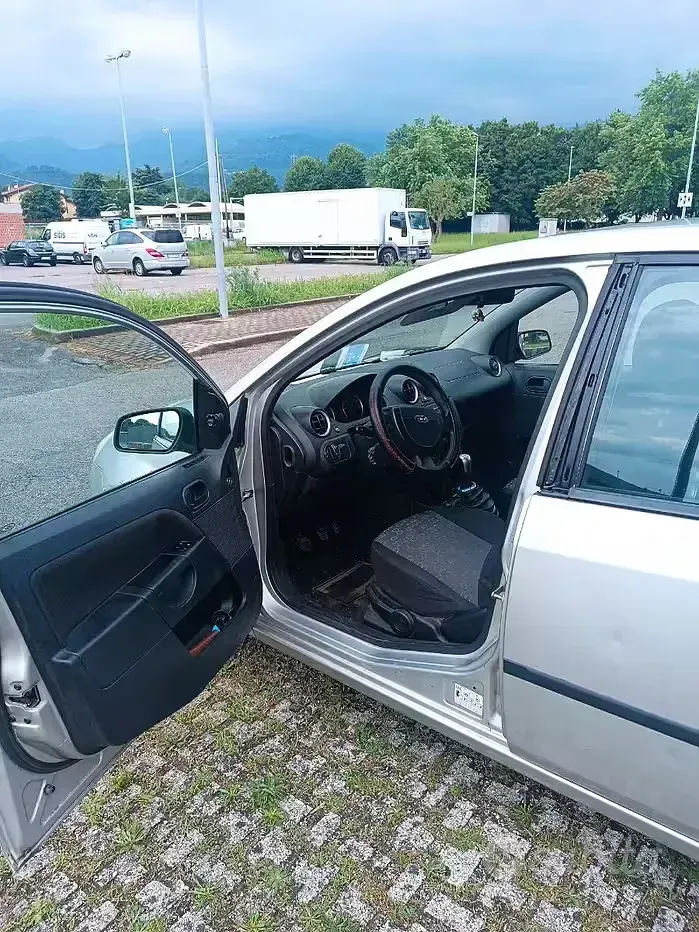 Usata Ford Fiesta 68 CV (50 kW) 2005 Utilitaria