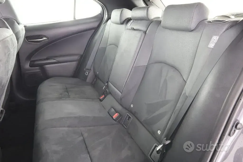 Usata Lexus UX 152 CV (111 kW) 2024 Grigio SUV