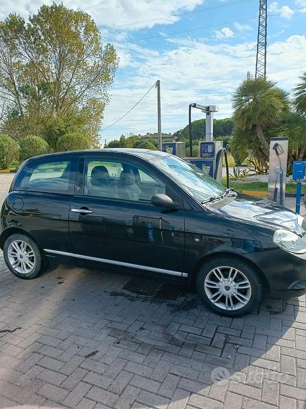 Usata Lancia Ypsilon 60 CV (44 kW) 2009 Nero Utilitaria
