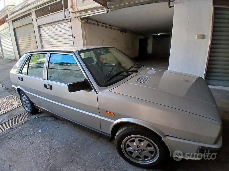 Usata Lancia Delta 75 CV (55 kW) 1991 Grigio Utilitaria