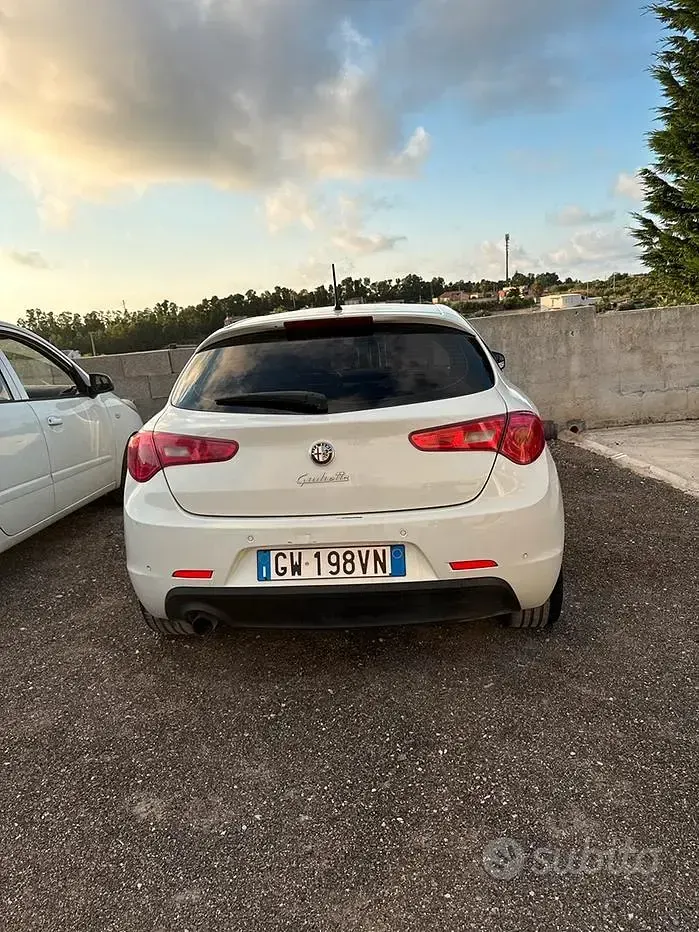 Usata Alfa Romeo Giulietta 105 CV (77 kW) 2012 Bianco Utilitaria
