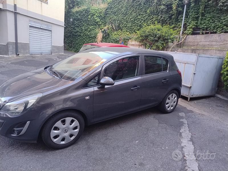 Grigio Usata 2013 Opel Corsa Tre volumi | 3500 € (Ottimo prezzo) - Immagine 1/4