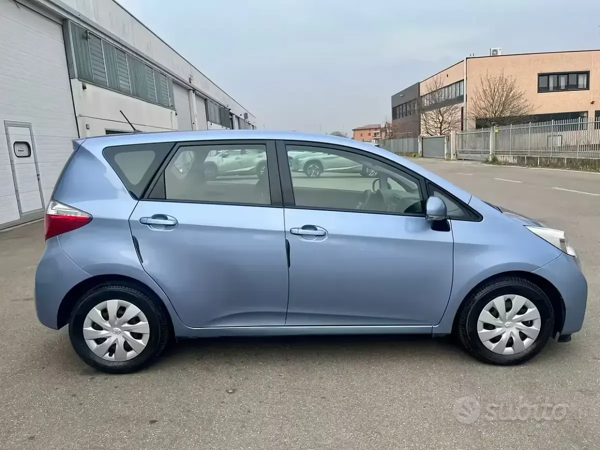 Usata Toyota Verso-S 90 CV (66 kW) 2012 Blu Monovolume