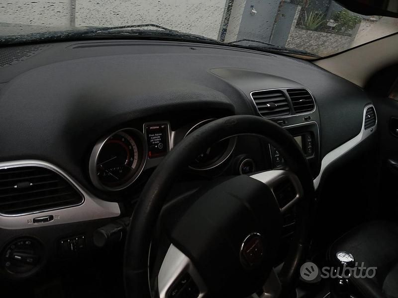 Käytetty Fiat Freemont 140 HP (102 kW) 2011 Musta Katumaasturi