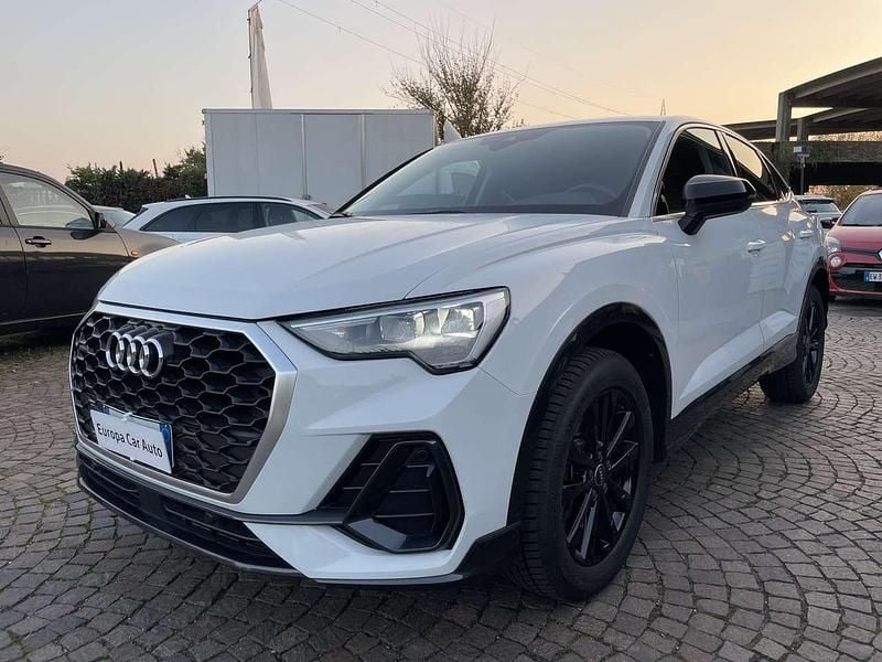 Bianco ghiaccio metall Usata 2021 Audi Q3 Sportback Business Plus SUV | 30.900 € (Super prezzo) - Immagine 1/4