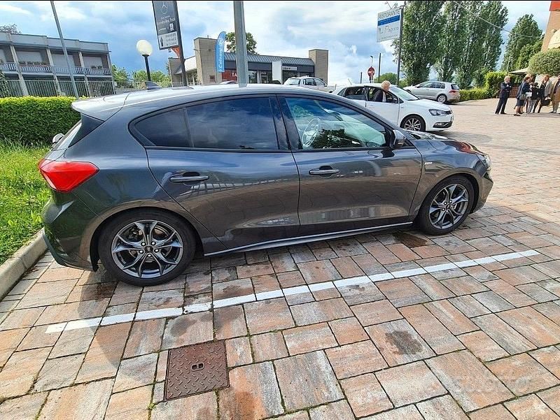 Grigio Usata 2019 Ford Focus ST-Line Tre volumi | 16.500 € (Molto cara) - Immagine 1/4