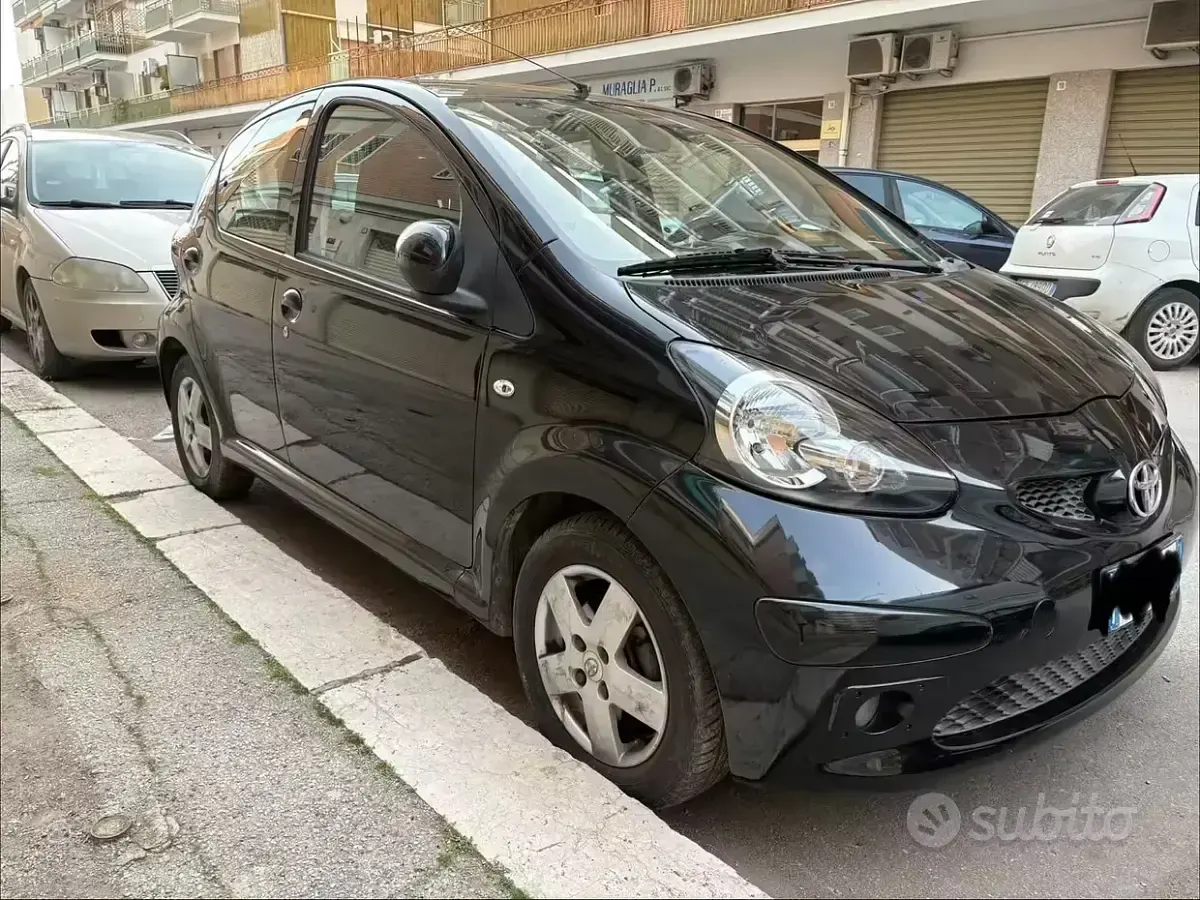 Usata Toyota Aygo 69 CV (50 kW) 2007 Nero Utilitaria