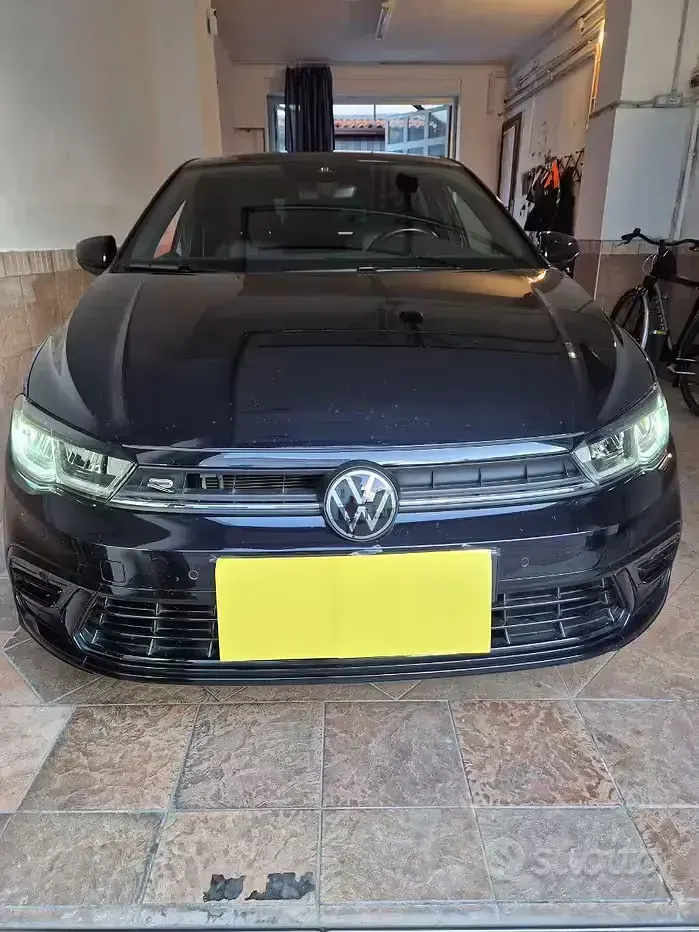 Usata VW Polo R-line 95 CV (69 kW) 2023 Nero Utilitaria