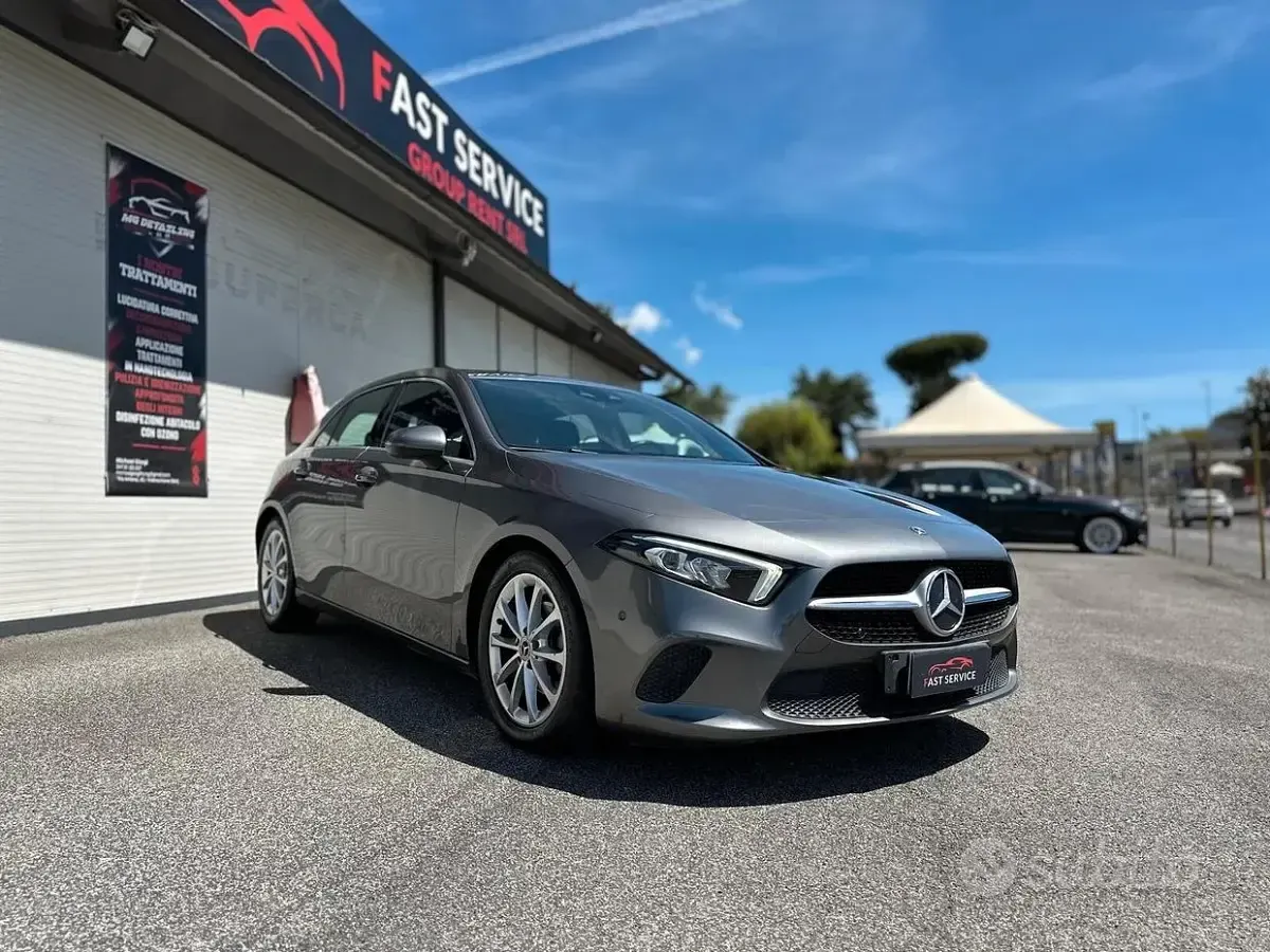 Usata Mercedes A180 116 CV (85 kW) 2019 Grigio Berlina